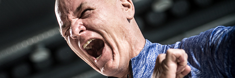 NBA dómarinn Joey Crawford í myndatöku í Laugardalshöll