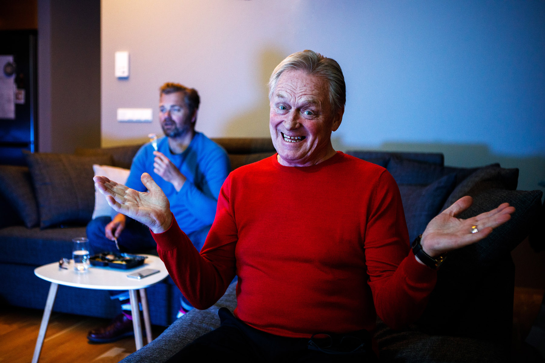 Uppi og á sviði og á tjaldinu